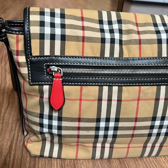 A212 - ๐ฏ % authentic Burberry messenger crossbody bag - Picture 6 of 16